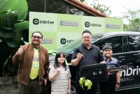 Bapak Ryan Rwanda, Direktur Bisnis inDrive Indonesia; Bapak Andrias Darmayadi, Pemenang hadiah utama mobil