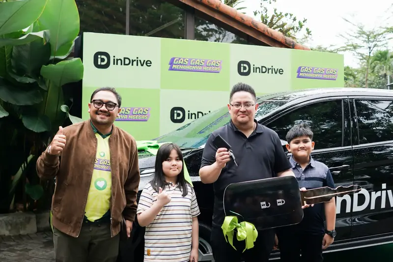 Bapak Ryan Rwanda, Direktur Bisnis inDrive Indonesia; Bapak Andrias Darmayadi, Pemenang hadiah utama mobil